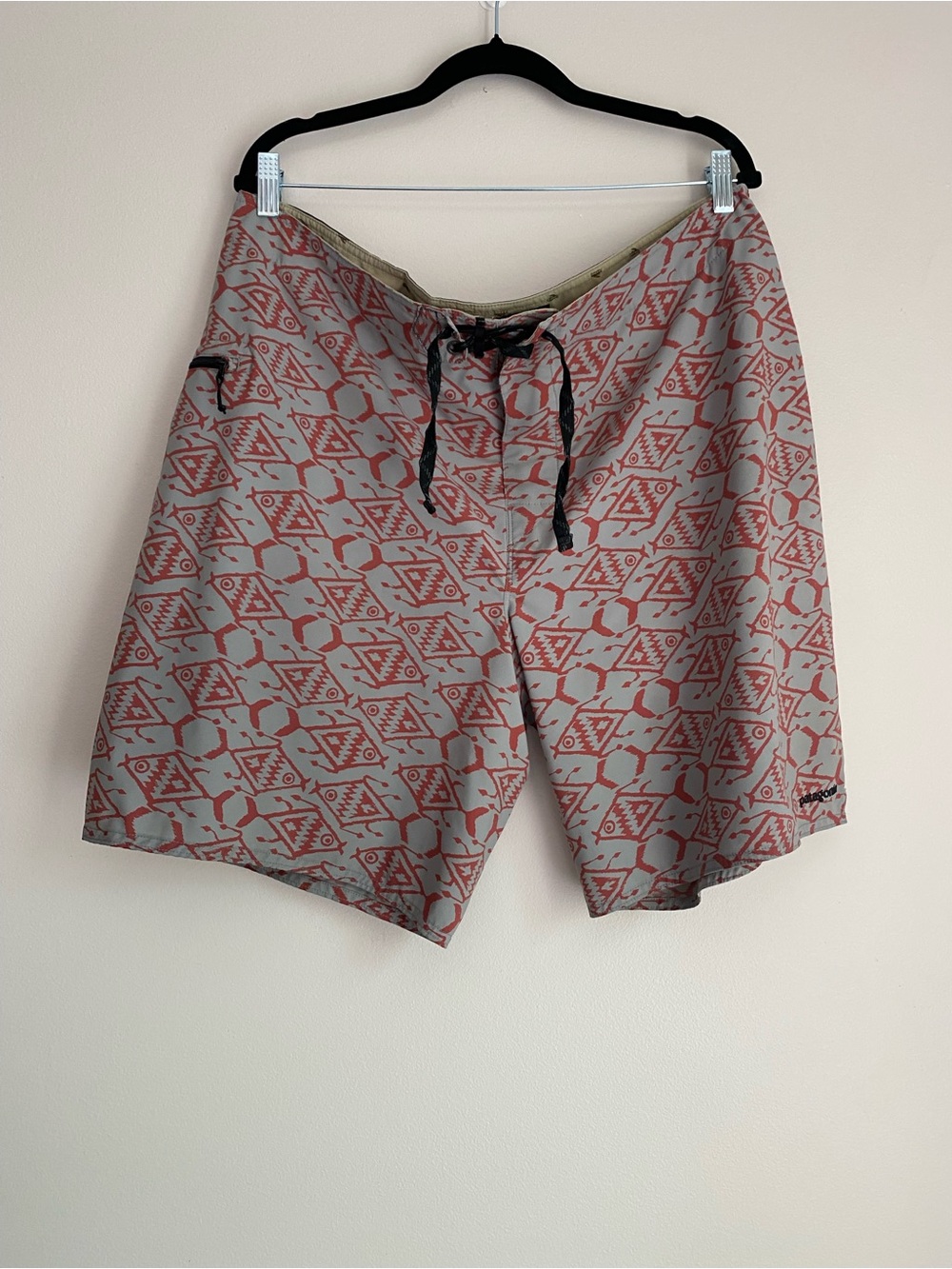 Patagonia Men's Stretch Planing
Boardshorts "Ikat Fish" pattern red gray 40